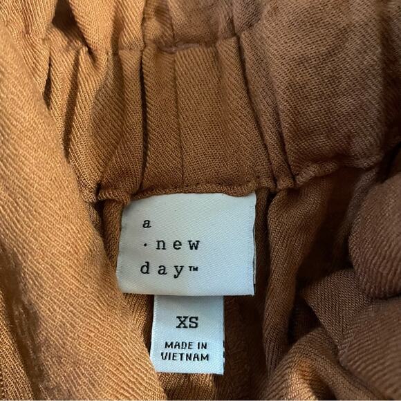 Nwt Toffee linen feel shorts - Picture 7 of 10